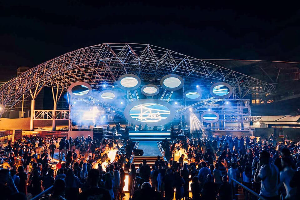 Crowd partying at Drai’s Dubai open-air nightclub with lights, DJ stage, and electric nightlife atmosphere.