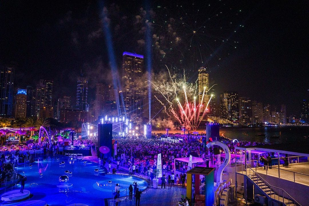 Zero Gravity Dubai beach party with fireworks, live music, vibrant crowd, and skyline views on New Year’s Eve.