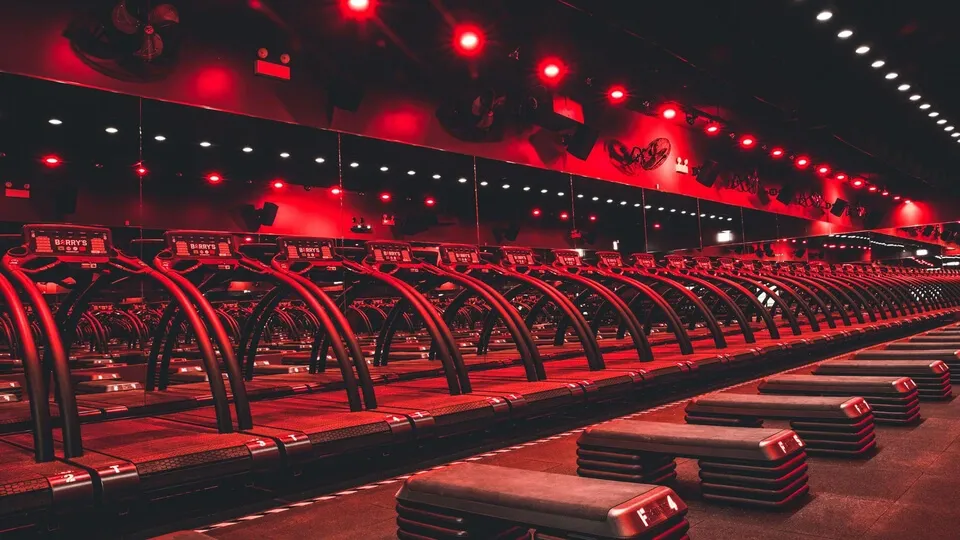 Barry’s Bootcamp Red Room in Dubai with treadmills and steps set for high-intensity interval training in 2025.