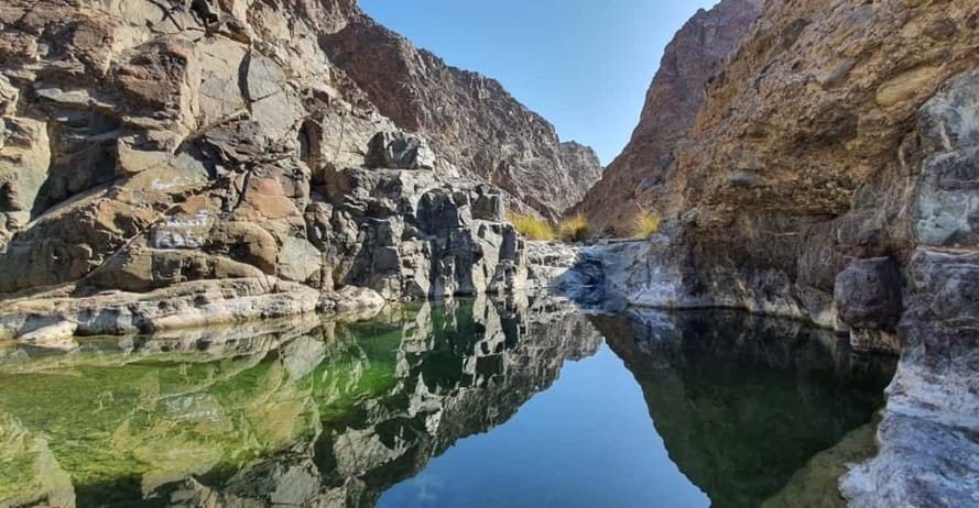 Wadi Shawka natural pools surrounded by rocky cliffs — a hidden hiking and adventure spot in Ras Al Khaimah, UAE.