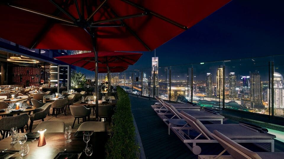 CÉ LA VI rooftop restaurant in Dubai with poolside seating and stunning night views of the city skyline