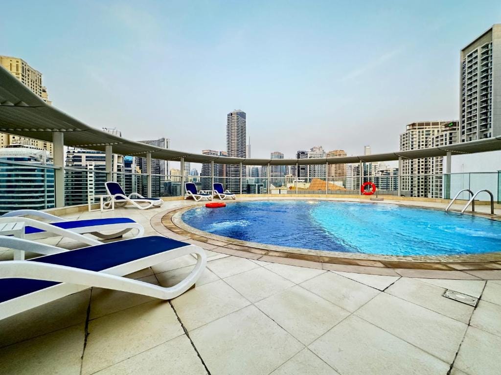 Serviced Apartments in Dubai (2025): Flexible Stays, Costs & Areas